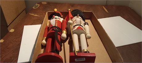2 Nutcrackers