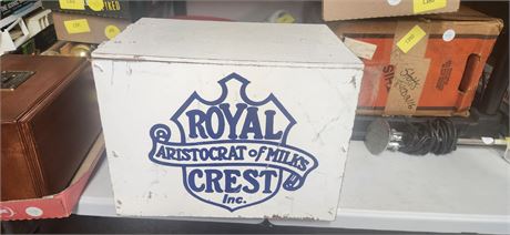Vintage Royal Aristocrats Of Milks Crest Inc.  Wood Milk Box