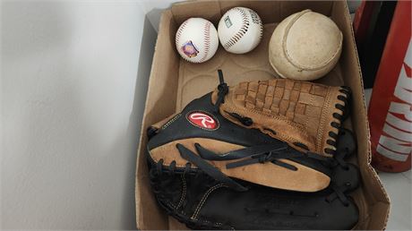 2 Baseballs & Softball & N ice Rawlings Leather Mitt