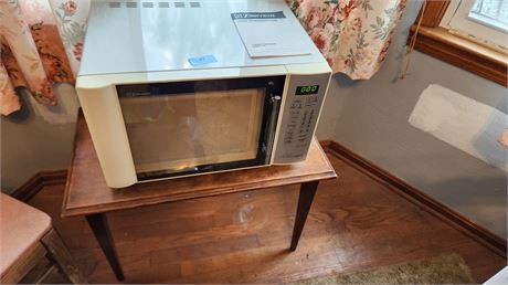 Emerson 1000W Microwave Oven