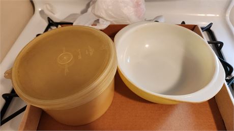 Vintage Tupperware & Pyrex Bowl