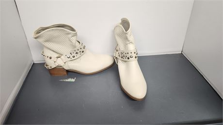 Twiggy London Boots. Size 7.5M