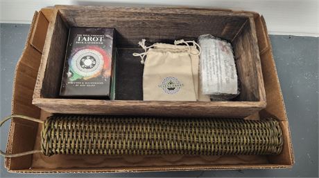 Tarot Cards & Essential Oils & Practical Witch's Spell Deck