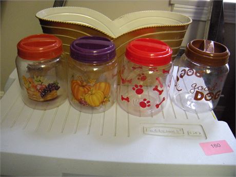 Plastic storage container