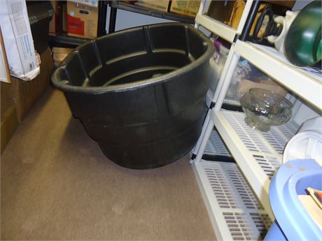 150 Gallon Rubbermaid Commercial Products Tub