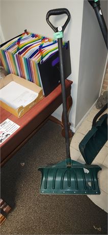 Snow shovel