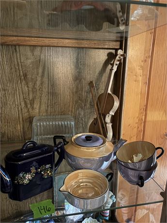 Teapots and Cups, Decor