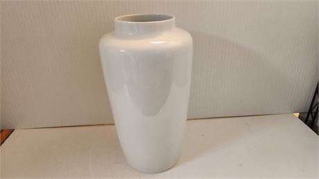 Bareuther Waldsassen Bavaria Germany.  White Vase