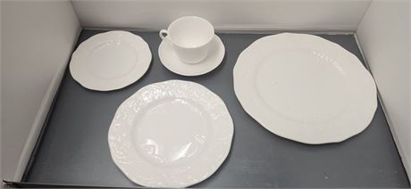 Wedgewood Strawberry & Vine Place Setting For 8