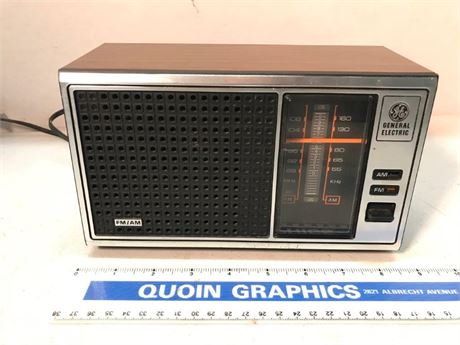 Vintage General Electronic AM/FM Radio Model 7-4115B
