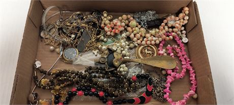 Lot Of Jewelery & Vintage Shoe Horn