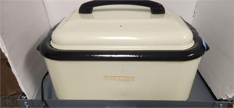 Hamilton Beach Scovill Automatic Roaster Pan. Has Damage On Side Of Roaster