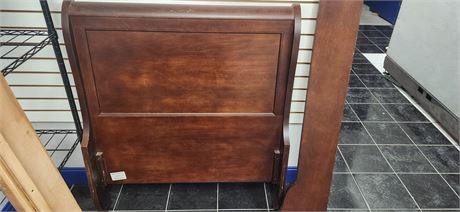 Twin Sleigh Bed with matress