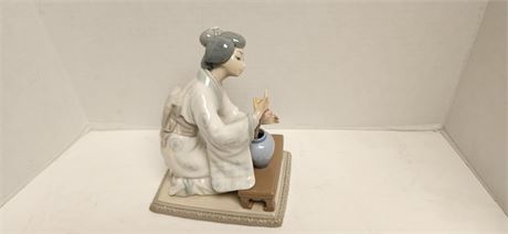 LLADRO Porcelain Japanese Girl. Broken Finger & Flower