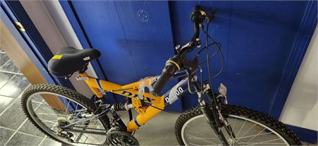 DBX D2000 Mountain Bike. 18 Speed