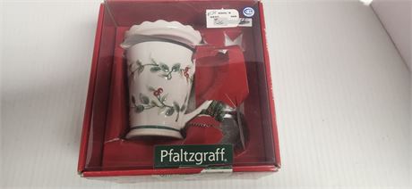 Pfaltzgraff Winterberry Covered Mug with Tea Infuser