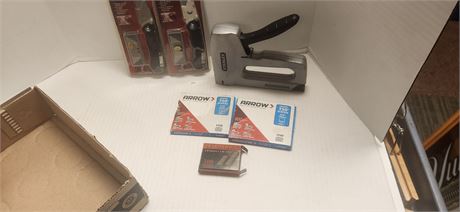 Stanley Staple Gun & Staples & 2 Utility Knives