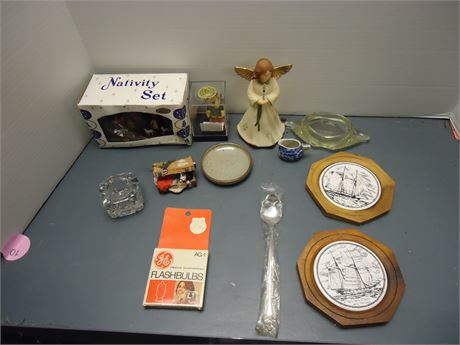 Small Vintage Nativity Set & GE Flash Bulbs & Misc.