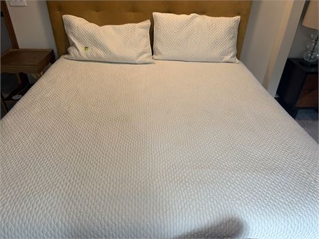 King Size White Bedspread and Pillow Shams