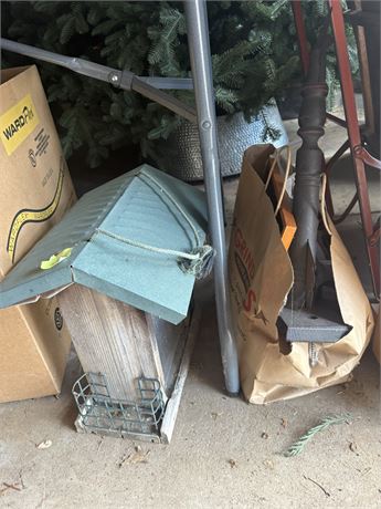 Bird House, Decor