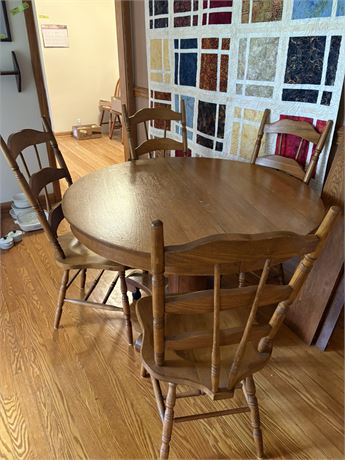 Beautiful Oak Table and Chairs with Leaves