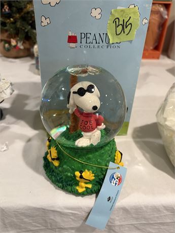 Peanuts Snoopy Snow Globe