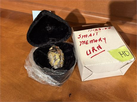 Small Memory Urn