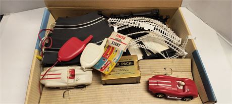 Vintage 2x4ft. Track Eldon Deluxe Road Race. CARS INCLUDED