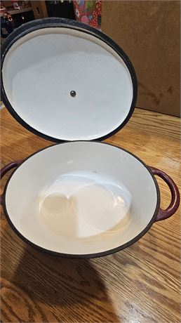 Smaller Dutch oven (chipped lid)