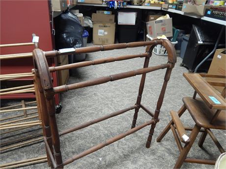 Vintage Pine Quilt & (Other Textiles Rack)