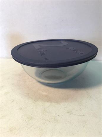 Pyrex 2.5Qt.