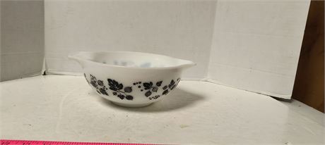 Black & White Gooseberry Pyrex Mixing Bowl