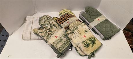 Flat Of Oven Mitts