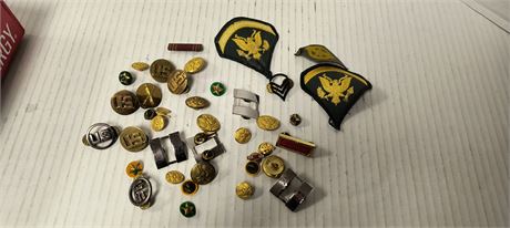 Group Of US Pins & Buttons & Patches