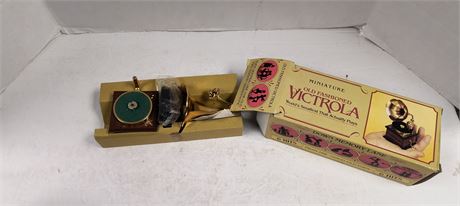 Vintage Miniature Old Fashion Victrola Collectible