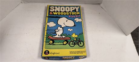 Vintage Colorforms Snoopy & Woodstock Playset