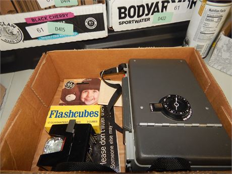 Vintage Camera Flash Cubes & Polaroid 440 Camera
