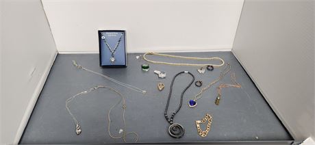 Vera Wang Necklace & Costume Jewelry