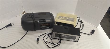 Lot Of Vintage Alarm Clocks & Windsor AM/FM Radio