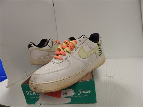 Nike Worldwide Tennis Shoes. Size 10