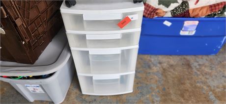 Plastic storage container