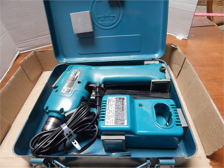 Makita Cordless Driver Drill & Carry Case