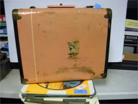 Suitcase & movie tilter outfit