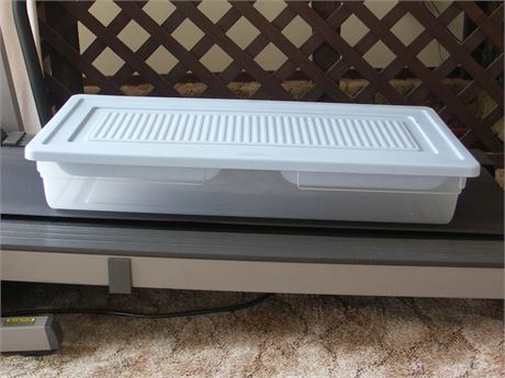 Rubber Maid Plastic Tote