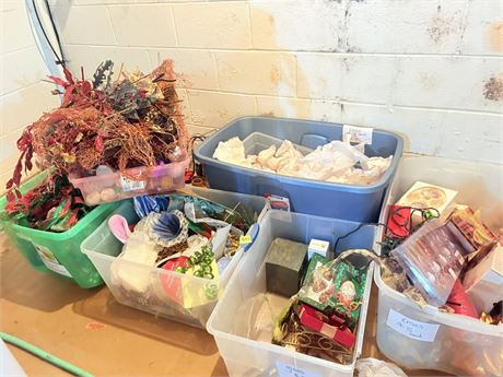 Holiday Decor Tote Lot