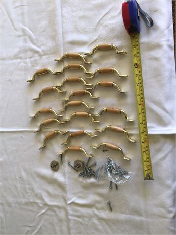 19 Cupboard Handles with Hardware
