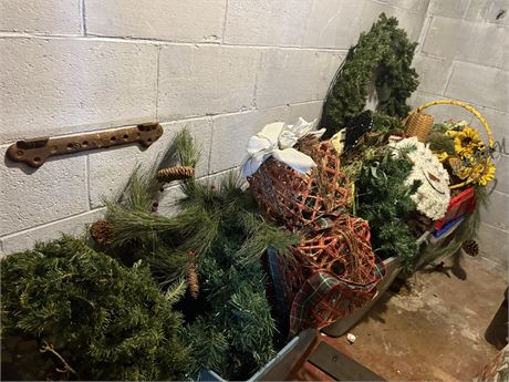 Holiday Decor, Wreaths, Snowmen