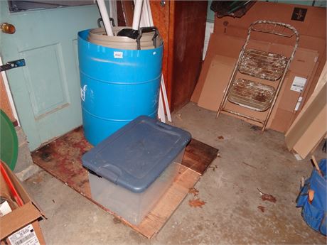 Tote. Garbage Can