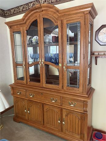 China Cabinet, Lighted, Oak, Good Condition