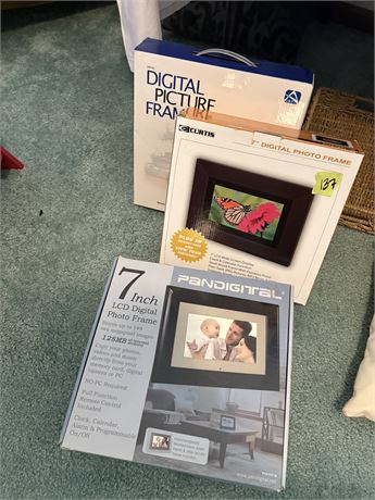 Digital Photo Frames